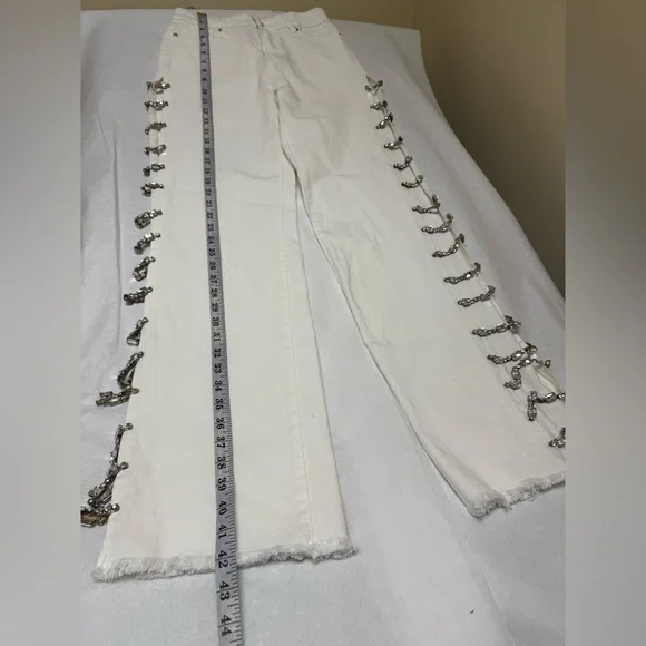 💥AKIRA Diamonds Metal Slit Raw Hem White Denim 💥 - Picture 10 of 14